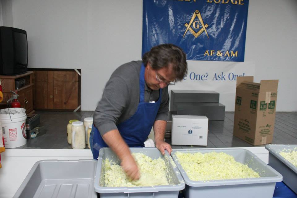 Steve McIver making slaw..jpg